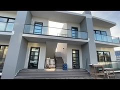 Aanpasbaar raamloze glazen reling systeem voor veilige en moderne buiten hekken