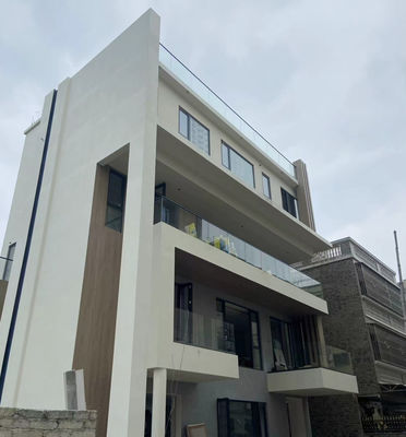 Aanpasbaar raamloze glazen reling systeem voor veilige en moderne buiten hekken