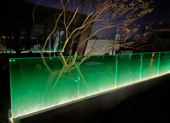 12 mm trappen, raamloze glazen balkon, U-kanaal met LED-licht