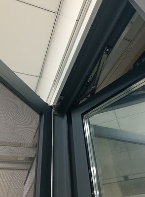 Moderne, langdurige, naar buiten schommelende ramen met dubbelglas