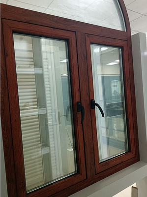 Moderne keukenruit met gehard geïsoleerd glas