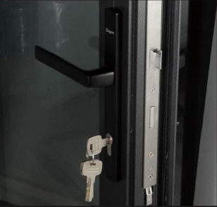 Aanpasbare aluminium tweevoudige glazen deuren Gemakkelijk te installeren voor een soepele bediening