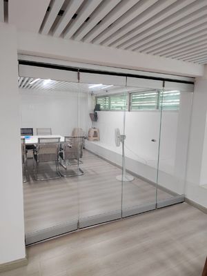 Tifoonbestendige aluminium vouwdeur op maat gehard glas vouwdeur