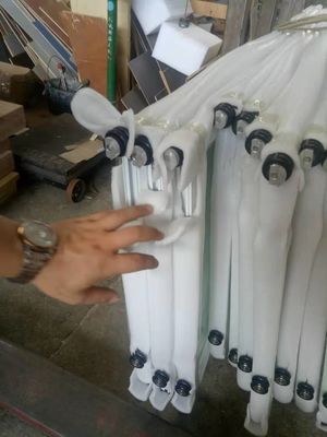 Glanzend vouwbaar Grijze aluminium tweevoudige deuren Op maat Hurricane Resistance