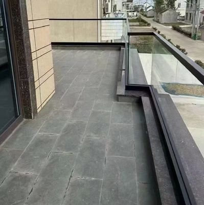 Buitendeck raamloze glazen leuning met handgreep op het glazen dak