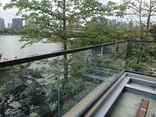 Buitendeck raamloze glazen leuning met handgreep op het glazen dak