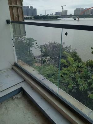 Ramenloze aluminium U-kanaal glazen leuning rechthoekige U-kanaalbalustrade