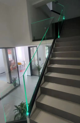 U-kanaal aluminium glazen balustrade met LED-licht voor buitenbalkon