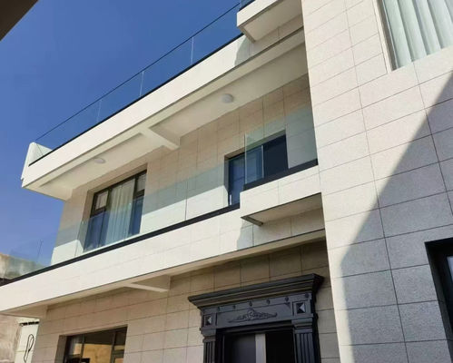 Aanpasbaar raamloze glazen reling systeem voor veilige en moderne buiten hekken