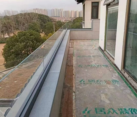 Aanpasbaar raamloze glazen reling systeem voor veilige en moderne buiten hekken