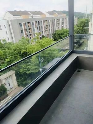 Moderne ontwerp Duidelijke U-kanaal glazen balustrade met gehard glas