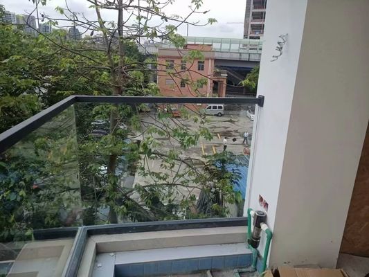 Moderne ontwerp Duidelijke U-kanaal glazen balustrade met gehard glas