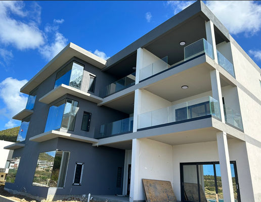 Zwart aluminium U-kanaal glazen leuning Stabiel aluminium glazen leuning