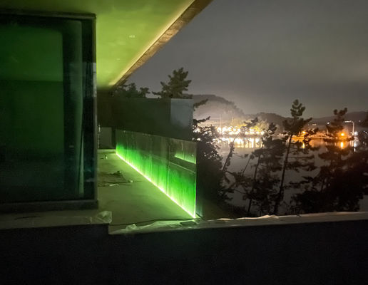 12 mm trappen, raamloze glazen balkon, U-kanaal met LED-licht