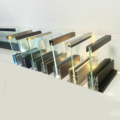 12 mm trappen, raamloze glazen balkon, U-kanaal met LED-licht