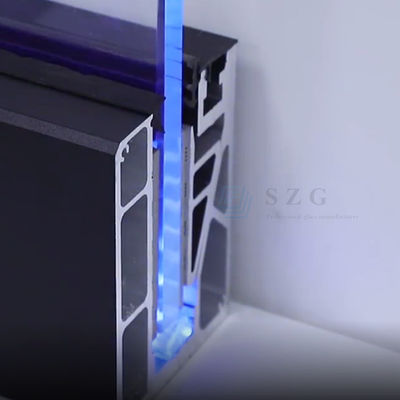 12 mm trappen, raamloze glazen balkon, U-kanaal met LED-licht