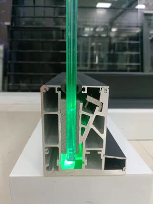 12 mm trappen, raamloze glazen balkon, U-kanaal met LED-licht