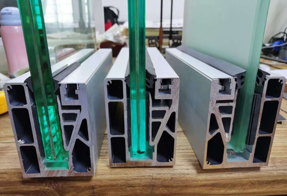Op maat gemaakte glazen balustrade 8 mm, 10 mm, 12 mm Aluminium U-kanaalsysteem
