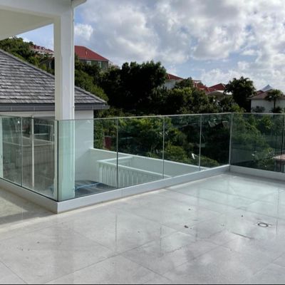 Op maat gemaakte glazen balustrade 8 mm, 10 mm, 12 mm Aluminium U-kanaalsysteem