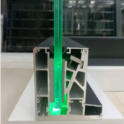 Kleurrijke LED-licht U-kanaal glazen leuning met 8-16 mm gelaagd glas en meer dan 5 jaar garantie