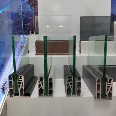 Moderne frameloze glazen U-kanaal reling met 12-20mm gehard glas voor buitengebruik