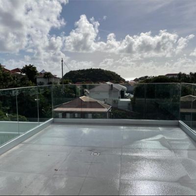 Open zicht raamloze glazen balkonbalkon balustrade glazen U-kanaal met LED-lichten