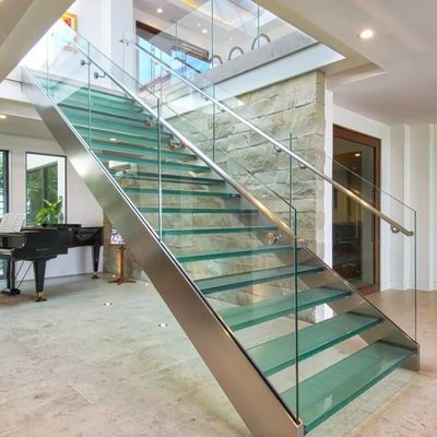 Op maat gemaakte vormen Ontwerp Drijvende trap met glazen leuning 10 mm Glasdikte selecties