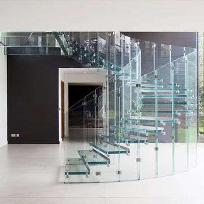 Op maat gemaakte vormen Ontwerp Drijvende trap met glazen leuning 10 mm Glasdikte selecties