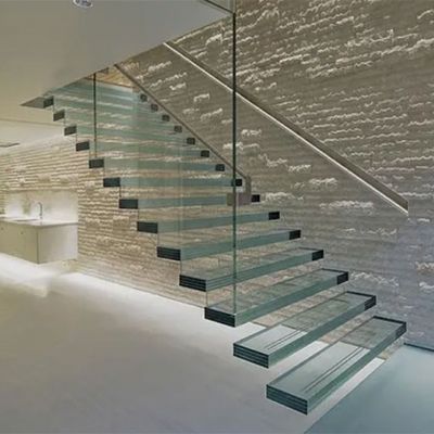 Op maat gemaakte vormen Ontwerp Drijvende trap met glazen leuning 10 mm Glasdikte selecties
