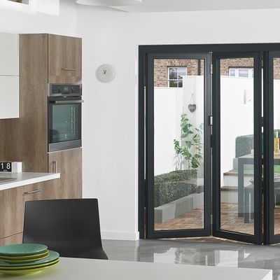 Gehard glas-aluminium vouwramen in gouden eik voor congrescentra