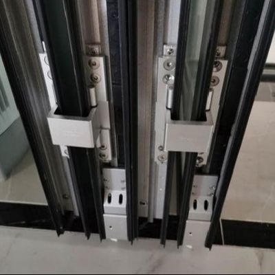 Commerciële aluminium vouwdeuren met meerpuntsvergrendeling met lage onderhouds- en beveiligingsfuncties