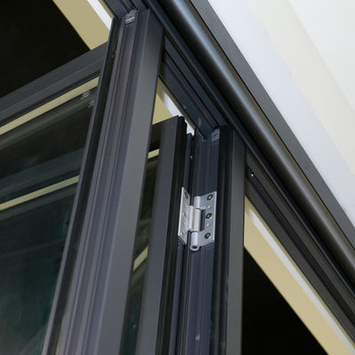 Grijze aluminium tweevoudige deuren met weinig onderhoud en heldere glazen opties voor een hoge efficiëntie