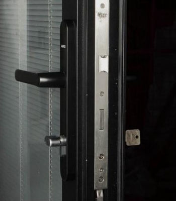 Op maat gemaakte waterdichte aluminium raam tweevoudige deuren met hoge duurzaamheid en energie-efficiëntie