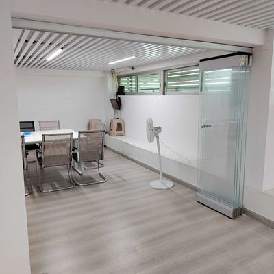 Op maat gemaakte waterdichte aluminium raam tweevoudige deuren met hoge duurzaamheid en energie-efficiëntie