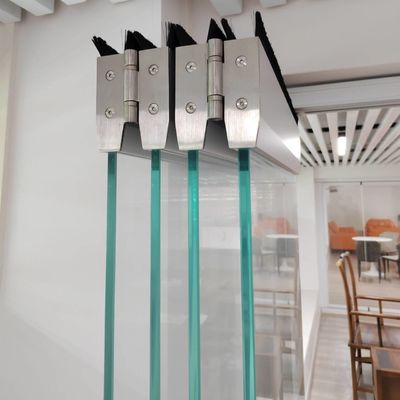 Strakke en moderne aluminium vouwdeur met veilig vergrendelingsmechanisme en goede geluidsisolatie