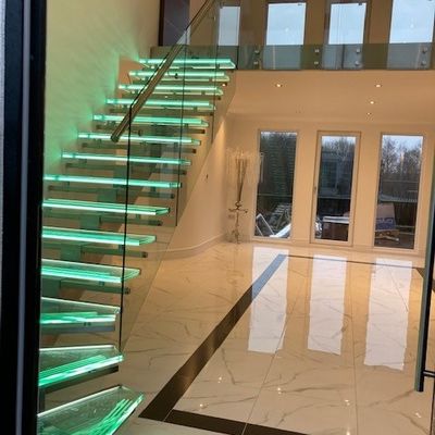 OEM/ODM Op maat gemaakte elegante glazen trap met glazen leuning en automatisch geleid