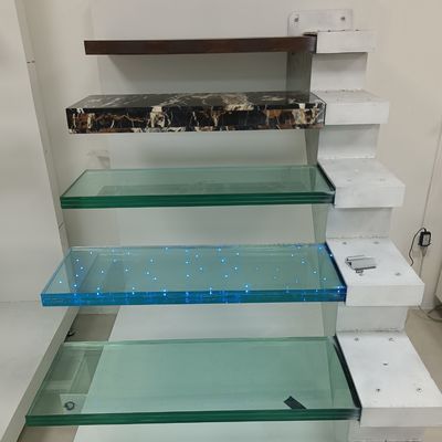OEM/ODM Op maat gemaakte elegante glazen trap met glazen leuning en automatisch geleid