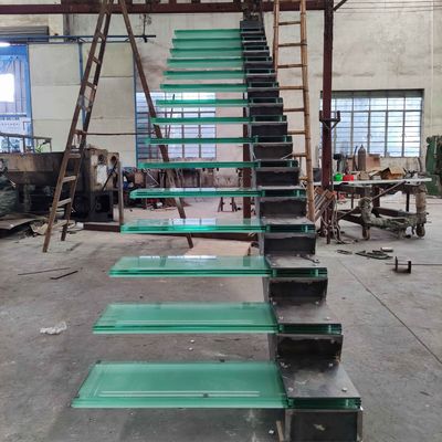 OEM/ODM Op maat gemaakte elegante glazen trap met glazen leuning en automatisch geleid