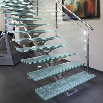 OEM/ODM Op maat gemaakte elegante glazen trap met glazen leuning en automatisch geleid