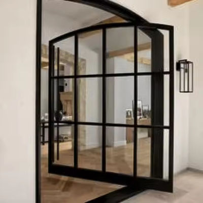 Commerciële doorzichtige glazen voordeur met ijzeren draaistoren met staal en aluminium grafisch ontwerp