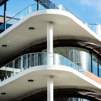 Aluminium plat gebogen gebouw zonder frame glaspaneel balkon balustrade handrail systeem