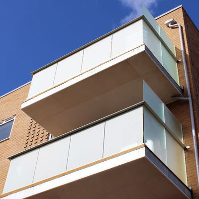 Aanpasbare U-kanaal glazen leuning met vijfjarige garantie en gehard gelaagd glas