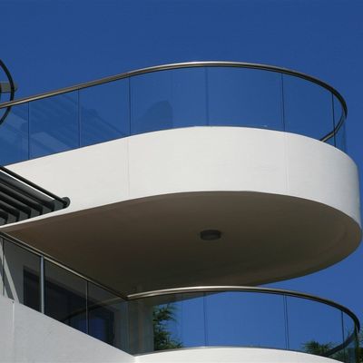 Aangepaste zwarte coating frameloze U-kanaal glazen reling 12mm gehard glazen balustrade