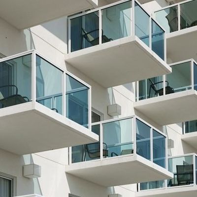 Op maat gemaakte zwarte bekleding U-kanaalglasrail zonder raam met 12 mm geharde glazen balustrade