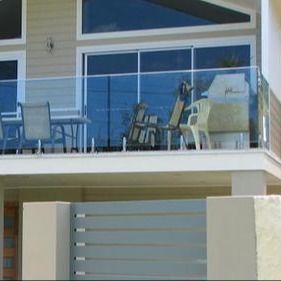 Op maat gemaakte zwarte bekleding U-kanaalglasrail zonder raam met 12 mm geharde glazen balustrade