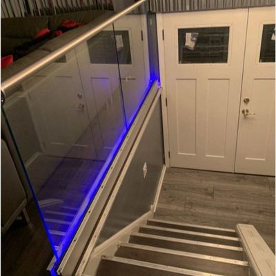 Kleurrijke LED licht gelaagd glas U-kanaalsysteem glazen tralies voor patio's