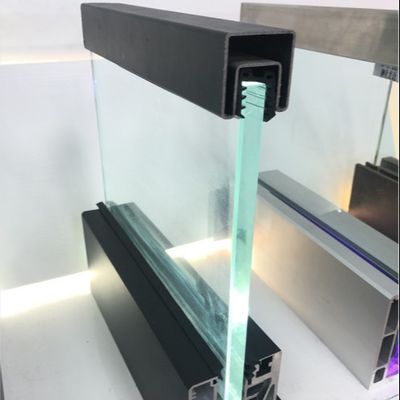 Stabiel 800-1200 mm gehard glas U-kanaalsysteem met aluminium handgreep voor veiligheid en esthetische aantrekkingskracht