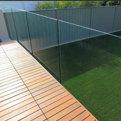 Open zicht raamloze glazen balkonbalkon balustrade glazen U-kanaal met LED-lichten