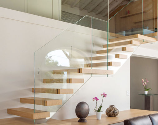 Persoonlijke schilderkleur Houten zwevende trappen met heldere bevroren kleur en op maat gemaakte glazen opties