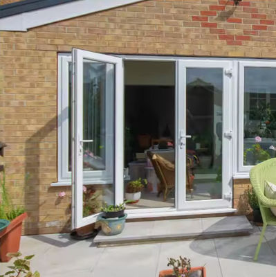 Schommelde deur met insectenbescherming van aluminium met dubbel getemperd helder glas en automatisch openen